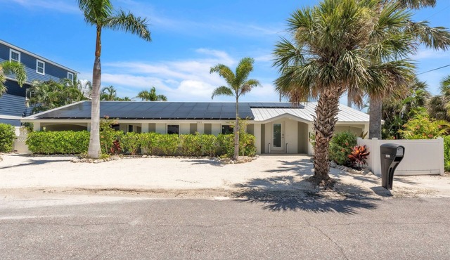 Ground Floor Luxury 4BR Home · Heated Saltwater Pool & Spa · Very Close to Beach in Holmes Beach