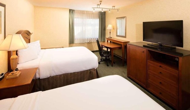 Hassle-free Stay! 2 Pet-friendly Units, Swimming Pool, Free Parking! in Wenatchee