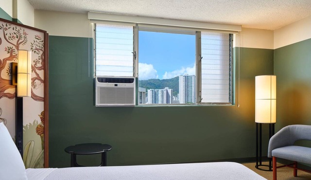 High Floor City View King, Elevated Garden Escape, Poolside Comfort, Near Beach in Honolulu