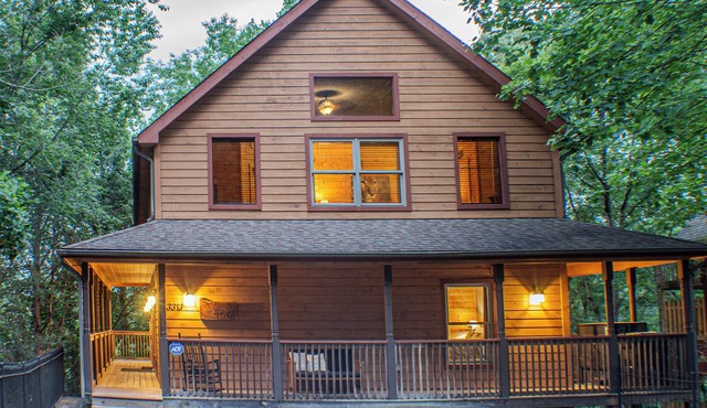 Hoedown Hideaway - Walk to pool/No scary drive/Game room/Prime location/Hot tub in Pigeon Forge