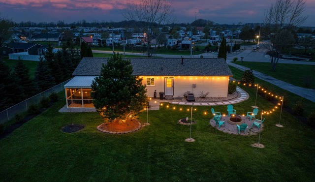 Home w/Game Room, Boat Dock, Hot Tub on 2/3 acre in Lakeview