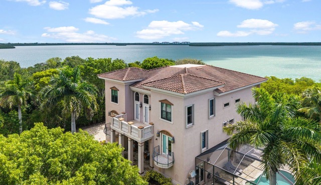 Huge Estate, Heated Pool, Water View, King beds, Sleeps 20 in Marco Island