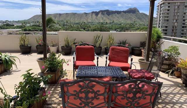 Huge, private lanai with panoramic view of Diamondhead in Honolulu