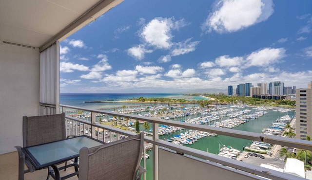 Ilikai 1639 Ocean/Sunset/Marina Views - King Bed - Steps to Lagoon and Beach in Waikiki