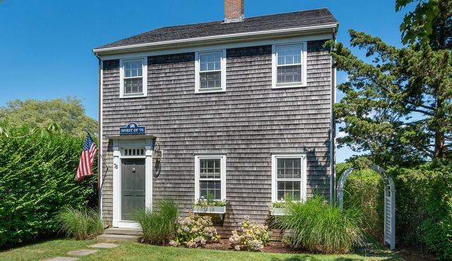 Immaculate & Updated 4BR - steps to Town and Beach. in Nantucket