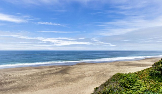 Impressive oceanfront home with great views - dog-friendly in Gleneden Beach