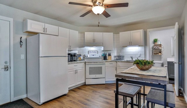 Jelinek Hideaway Unit 8 - Modern 2BR Apartment in Schofield