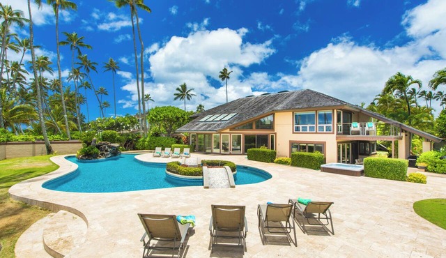 Kahala Beachfront Estate Home with 2 Pools, Hot Tub and Tennis Court in Honolulu