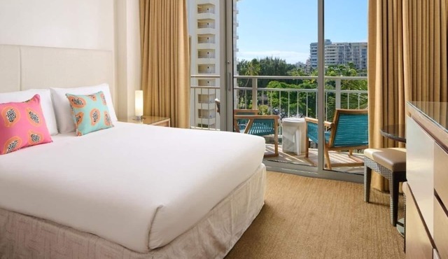 Kaimana Beach Hotel | Classic Queen | Beachfront Getaway in Honolulu