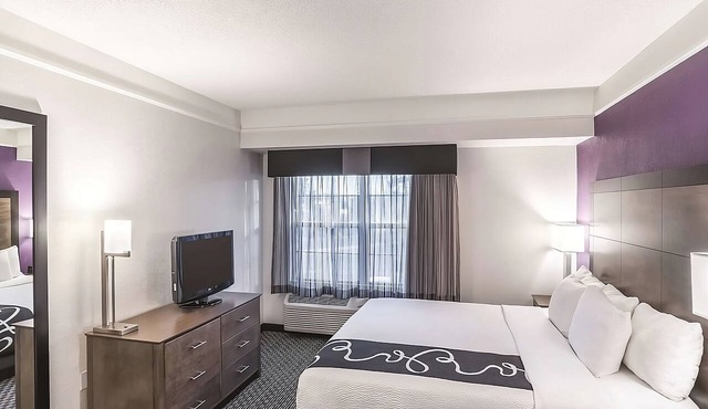King Bed Suite, La Quinta Inn, Poolside Loungers, near Flagstaff Grand Canyon in Flagstaff