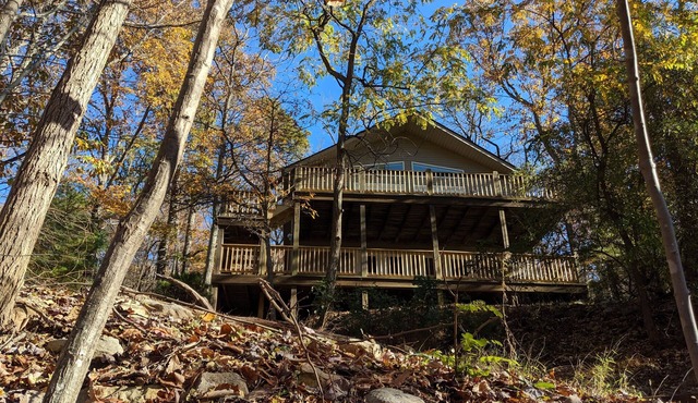 Kinstay Top-Rated Family Cabin: 2 Living Areas, Views & Game Room + EV Charger in McGaheysville