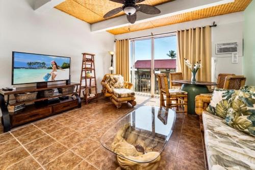 Kona Bay View Condo, Pool, Lanai, Walk to Town and Dining, AC, Free Parking in Kailua-Kona