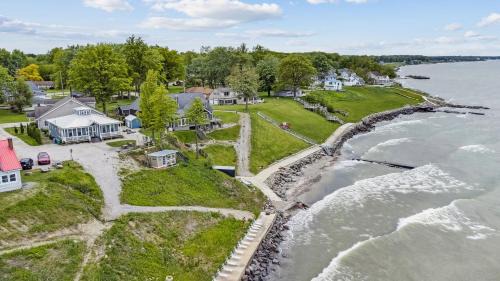 Lakefront Beach House - Sauna & Steam Pod Retreat in Ashtabula