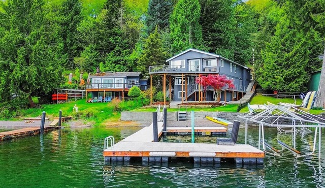 LAKEFRONT HOME with dock! 10 minutes to town, near Gailbraith mountain biking. in Bellingham