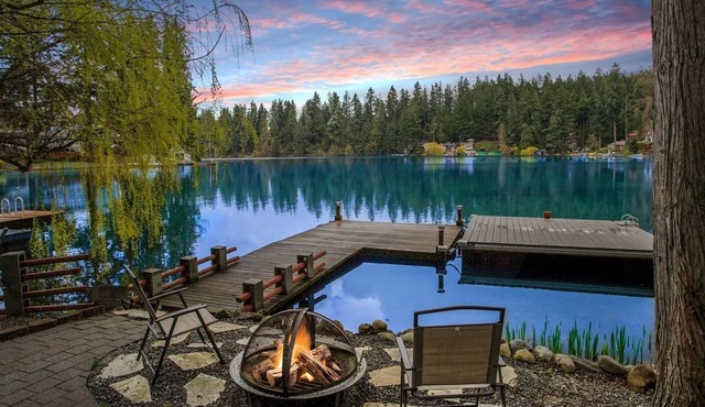 Lakefront/Private Dock/Sunset Views/Lakefront Escape/Private Dock/EV Charger in Maple Valley