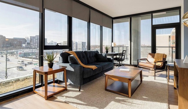 Landing | Beautiful 1BD, Rooftop Lounge, Pool in Chicago