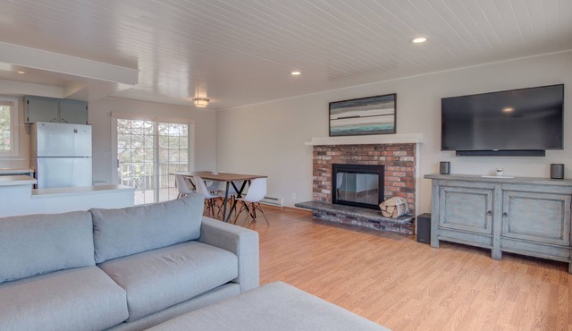 Laneda Lodge-Meredith Lodging, Manzanita Family Home with Hot Tub, in Manzanita