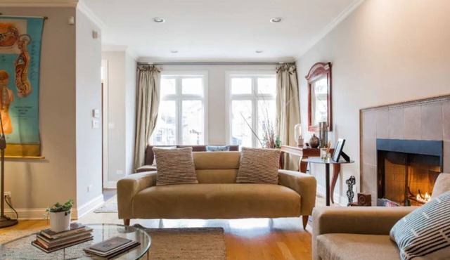 Live Like a Local. 10min walk to Train. Rooftop+Garage. 3-Level Spacious Retreat in Chicago