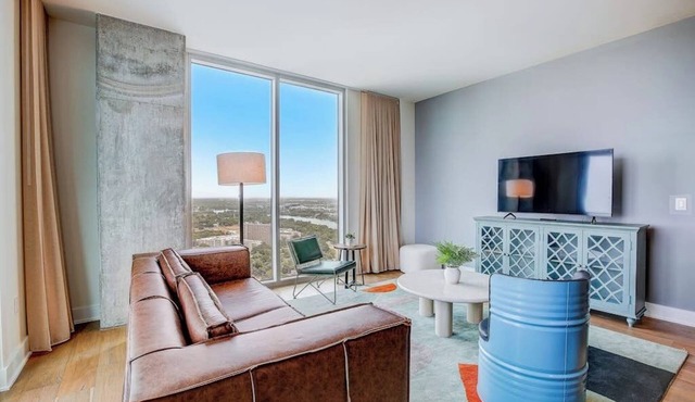 Luxe Rainey St corner condo with lakeview balcony, rooftop pool & gym in Austin