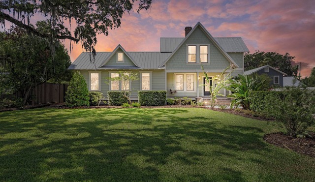 Luxurious historic home with pool, parking, easy walk to downtown in St. Augustine