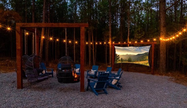 Luxury Retreat, Glow Pickleball, Outdoor Cinema, Sauna, Game Room & Pets, Sleeps 15 in Broken Bow