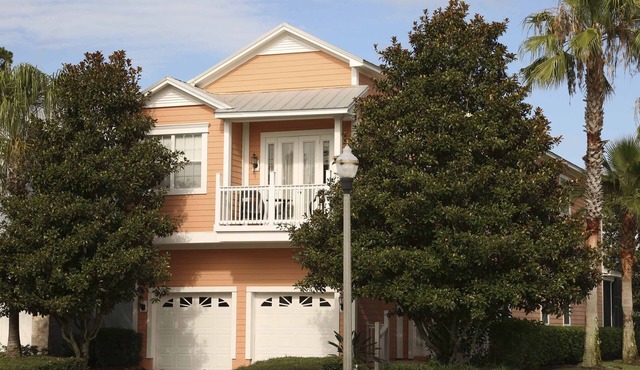 Luxury Villa, 5 Bedrooms: Minutes from Disney & in the Reunion resort in Reunion