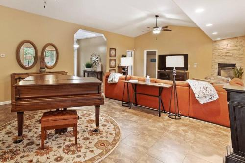 Luxury Villa -King beds, game room! in Medford