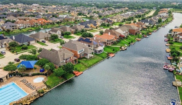 LuxuryLakefront: Sleeps 10+: Family, Corporate & Insurance OK: Kayak & Fishing in Cypress