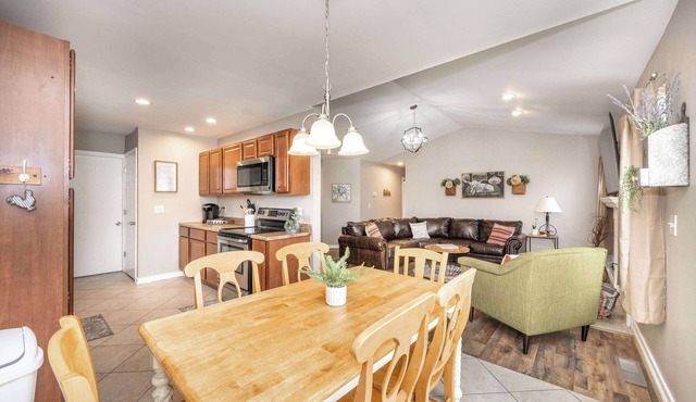 Main Street Cottage For 6 in Monroe