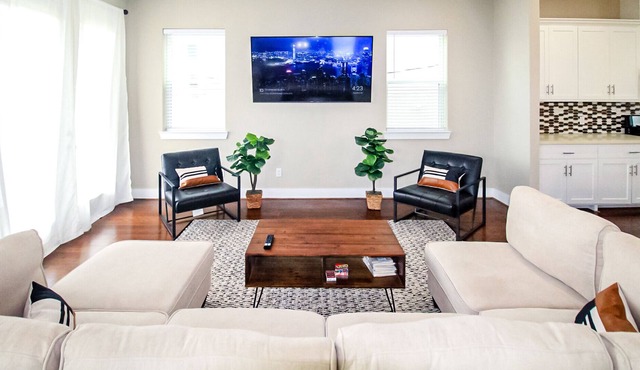 Marvelous Spacious & Cozy 10 Star 3 Bdrm Home In Great Area in HTX w/ Rental Car in Houston
