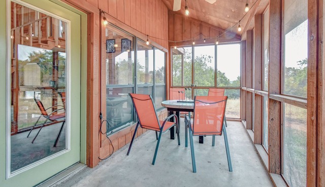 Mata'Zamo cliffside cabin, 1000 acres hiking trails, farm animals, family fun! in Glen Rose