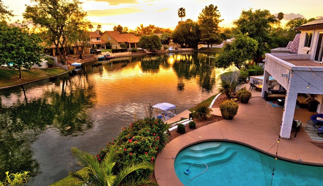 Modern 3bd2.5bth incl. misters, pool, spa, pool table, kayaks, pedal boat, bikes in Chandler