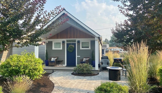 Modern, pet-friendly stay centrally located, minutes to everything in Bend! in Bend
