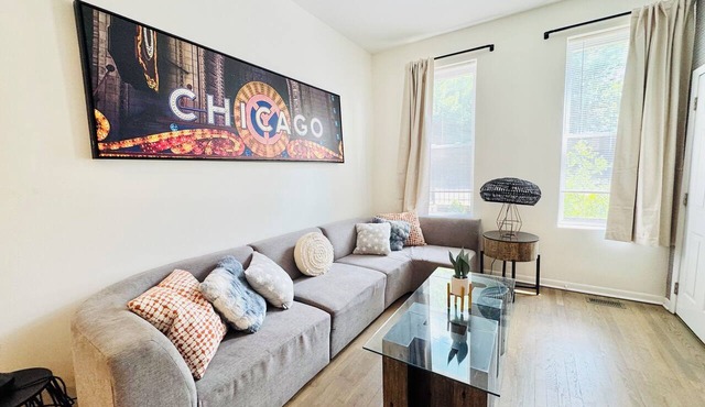 Modern& Spacious 2BR with Garage Parking in Chicago's Prime Neighborhood in Chicago