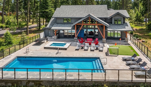 Modern Suncadia Retreat w/Private Pool & Hot Tub in Cle Elum