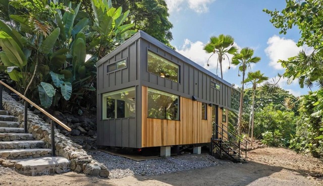 Modern Tiny House [ A/C and peekaboo oceanviews ] in Kailua-kona