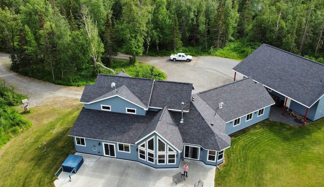 Mountain-View Retreat: Pond, Kayaks, Fire Pit, Hot Tub – Palmer, Alaska in Palmer