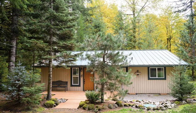Mt. Hood cabin with cozy sounds of Zig Zag River in Rhododendron