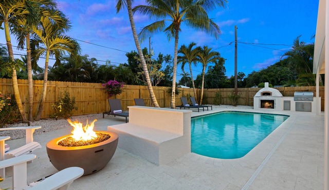 Naples Oasis - Heated Pool, Pizza Oven, Fire Pit & Near Vanderbilt Beach in Naples
