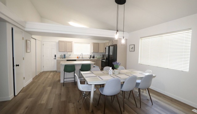 NEW| Million Dollar View| 86" TV| Workspace| 30 min to Ski in Draper