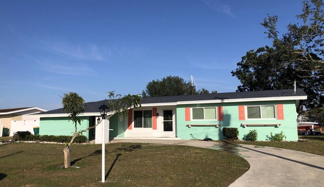 Newly renovated, 3-2 Beautiful canal front. Close to beaches & restaurants in Port Charlotte