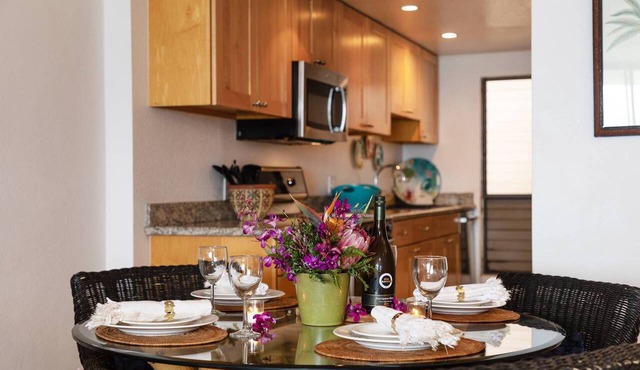 Ocean front 2-bedroom condo in fantastic Wailuku with cool AC in Wailuku