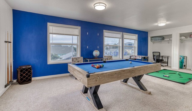 Ocean view home with pool table and fast WiFi steps to beach shops and eateries in Lincoln City