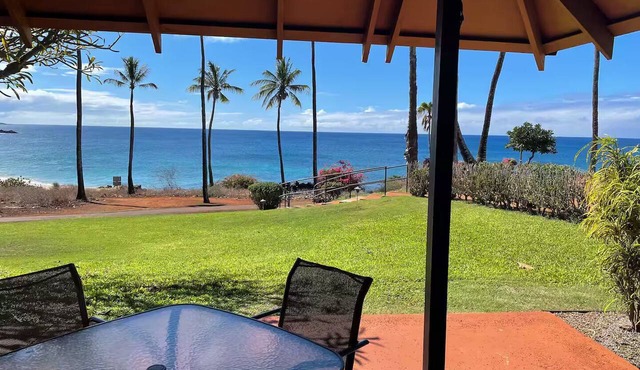 Oceanfront Molokai Cottage with Unobstructed Sunset Views in Maunaloa