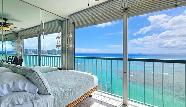 Oceanfront studio in Honolulu for a relaxing getaway with terrific views. in Honolulu