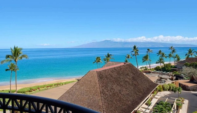 Oceanview + Resort Pools, Spa, and Dining in Lahaina