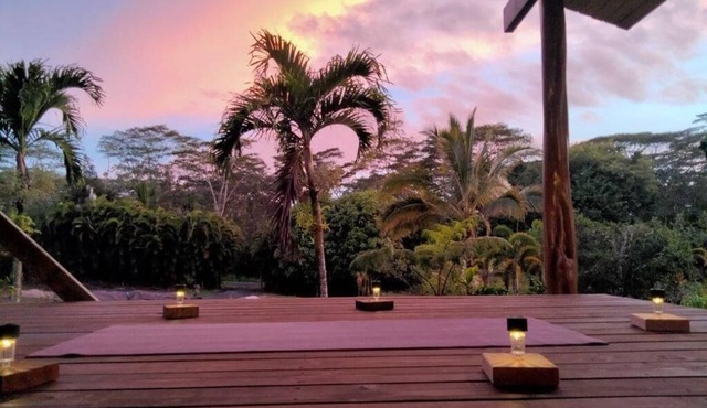 Open spacious Kitchen/Living Room, 800 sq ft deck, 8 blocks from the ocean in Keaau