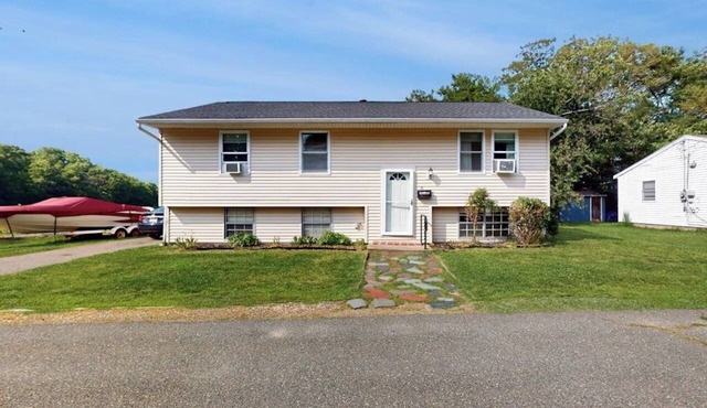 Peaceful centrally located home: w/yard & walking distance to town in Gloucester