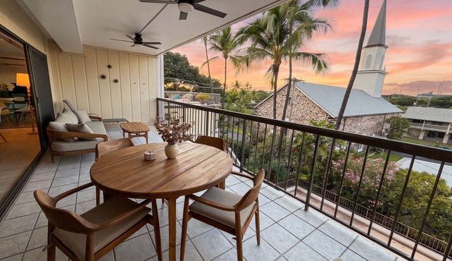 Peek-a-Boo Ocean View Condo in Kona - Walk to Beaches, Shops & Restaurants in Kailua Kona