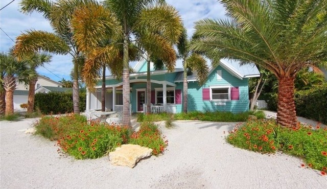 Perfect Anna Maria. Dock on Canal. 3 blocks to sugar sand beach. Heated pool. in Anna Maria